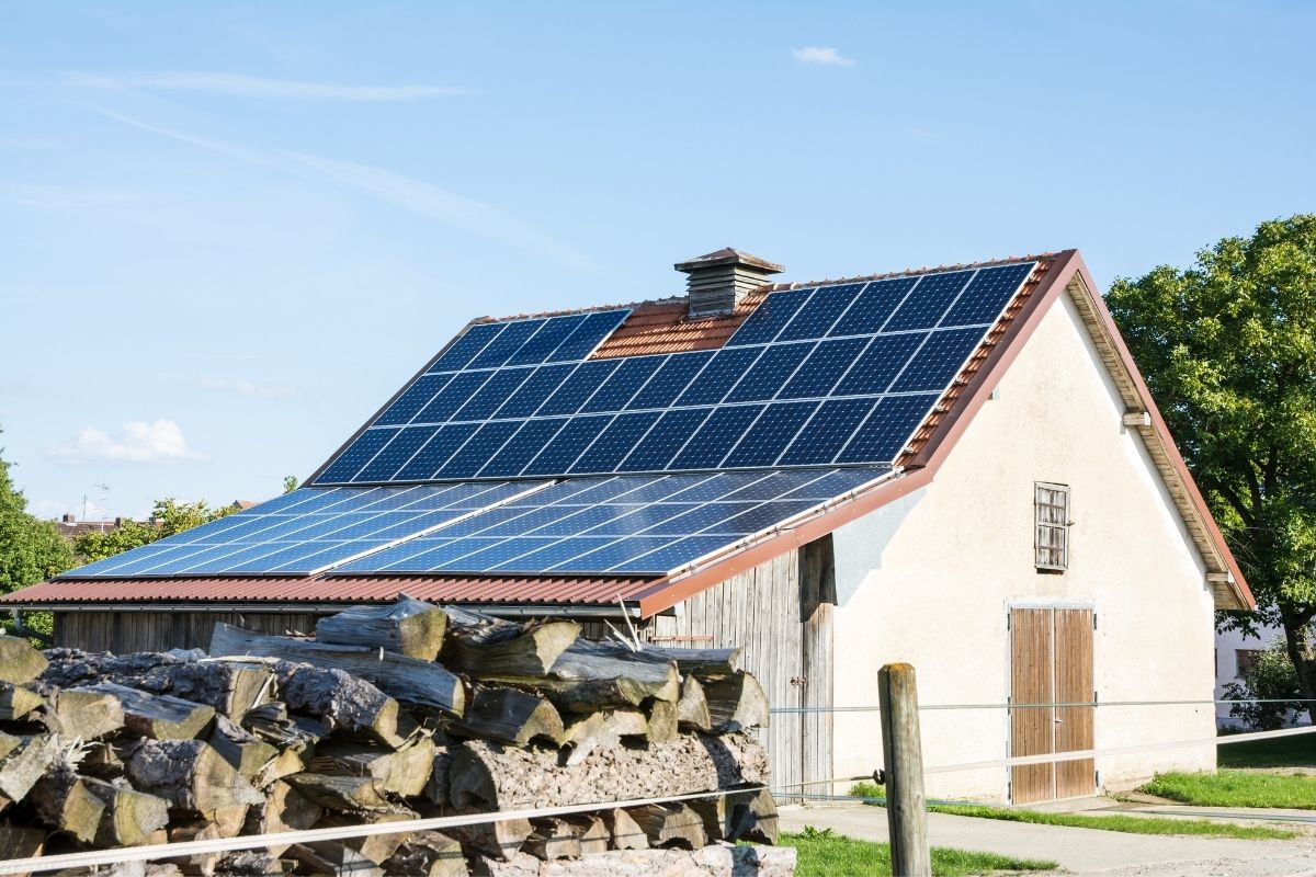 Panele fotowoltaiczne zainstalowane na domku letniskowym przez APP Energy